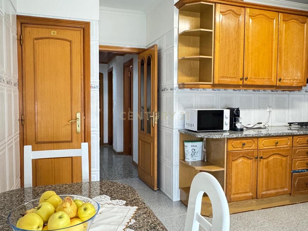 T4 com uma área de 150 m2 localizado em Massamá - Image 14